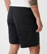 Bermuda negra de poliamida con textura capitoneada y bolsillos laterales.