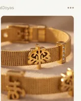 Pulsera de acero italiano con baño de oro, diseño de malla metálica con dijes colgantes del Árbol de la Vida y la palabra 'life', decorada con barras de circonias.