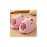 Pantuflas de descanso rosadas sin talón con diseño de capibara, confeccionadas en material afelpado con suela de PVC antideslizante.