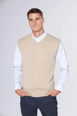 Chaleco tejido de hilo de algodón en color azul marino, con cuello en V y diseño clásico.