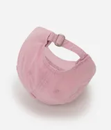 Gorra tipo bucket de sarga color rosa pálido, con visera curva y la palabra "Lover" bordada en negro en la parte frontal.