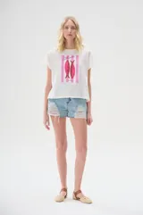 Remera blanca de corte recto con estampado de dos sardinas rosadas y texto 'Les Sardines' en el frente.