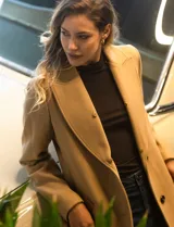 Tapado largo de paño de la marca Michael Kors, color marrón tostado, con cuello solapa adornado con piel sintética desmontable, bolsillos delanteros y cinturón ajustable del mismo material.