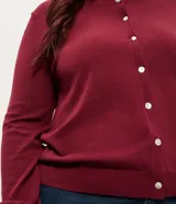 Cardigan de punto color bordó, con cuello redondo, cierre frontal con botones y puños acanalados.