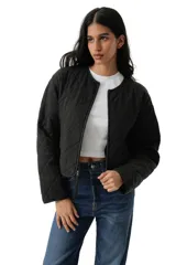 Campera corta acolchada con diseño de rombos, cuello redondo y cierre frontal con cremallera.