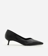 Zapato tipo scarpin de poliuretano color negro, con punta fina, escote en V y taco bajo tipo kitten heel.