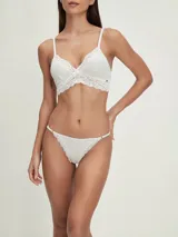 Bralette blanco de algodón con encaje y breteles regulables.