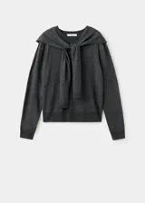 Jersey de punto fino color gris, con cuello redondo y una bufanda integrada del mismo género que cuelga al frente. Cuenta con diseño de manga larga y corte recto.