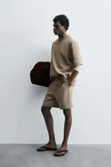 Sudadera de manga corta color marrón oscuro, con cuello redondo y bajo acabado en rib. Presenta un corte relajado y holgado (boxy fit).