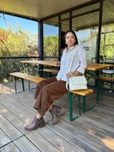 Botas cortas de cuero con efecto desgastado en color chocolate, con taco cuadrado y plataforma. Presentan cierre lateral y punta redondeada.