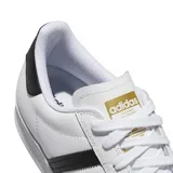 Championes Adidas modelo Superstar ADV, color blanco con las icónicas tres rayas laterales en negro y detalle en el talón. Presenta la clásica puntera de goma y diseño de corte bajo.