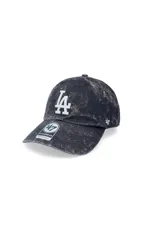 Gorra tipo dad hat de la marca 47, con diseño de seis paneles y corona relajada. Presenta un efecto de lavado ácido en color negro y el logo de los Dodgers bordado en blanco en el frente. Incluye visera curva y cierre ajustable en la parte posterior.