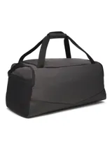 Bolso deportivo Under Armour modelo Undeniable 5 Duffle M, color gris oscuro con detalles en negro. Cuenta con tecnología UA Storm repelente al agua, paneles inferiores y laterales reforzados con TPU, compartimento ventilado para calzado o ropa sucia, bolsillos organizadores internos, correa de hombro acolchada extraíble y asas superiores.