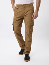 Pantalon cargo de gabardina color negro, con corte regular fit, tiro medio, cierre de boton y cremallera, y bolsillos laterales tipo cargo.