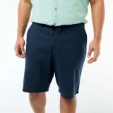 Bermuda chino color azul marino, de corte clásico con cierre frontal de cremallera y botón, además de bolsillos laterales y traseros.