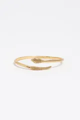 Pulsera rígida de metal con diseño de serpiente envolvente, con textura de escamas en los extremos y acabado plateado.