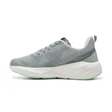 Championes deportivos American Sport modelo Agata, en color blanco con detalles en gris, negro y fucsia. Presentan capellada de tejido knit transpirable, cordones negros y suela chunky de EVA con diseño geométrico.