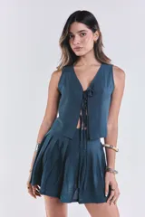 Chaleco azul petróleo con escote en V y lazo ajustable en el frente.