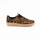 Zapatillas bajas con estampado animal print de leopardo, con cordones negros y suela color caramelo.
