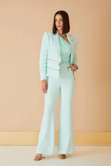 Blazer color amarillo con doble cierre dorado en la parte inferior.