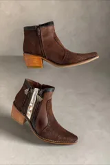 Botas cortas de cuero marrón jaspeado con detalles pintados a mano en tonos dorados, con taco cuadrado de altura media, punta fina y cierres laterales decorativos.