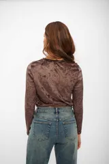 Top de manga larga confeccionado en tela de terciopelo con efecto desgastado, de corte ajustado y cuello redondo.