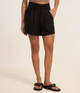 Short de tiro alto confeccionado en mezcla de viscosa y lino, con corte holgado. Presenta cintura elástica, trabillas y un cinturón incorporado con hebilla metálica doble. Incluye bolsillos laterales.