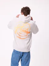 Canguro con capucha de color bordó, con diseño estampado en la espalda en tonos amarillos y blancos, y detalle de parche en la manga. Posee corte holgado y puños elásticos.