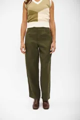 Pantalon de corte recto y tiro alto en color verde oliva, confeccionado en tejido con textura similar a la gamuza. Presenta costuras horizontales a la altura de las rodillas y cierre frontal con botón oculto.