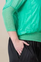 Blusa italiana color verde esmeralda de gasa, con cuello redondo, mangas 3/4 y lurex en cuello, mangas y ruedo.