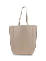 Cartera shopper Tinica de cuero graneado color beige, con gran capacidad, doble asa de hombro y compartimento central con cierre.