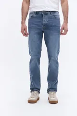 Jean de corte recto y tiro medio con efecto lavado, confeccionado en tejido de algodón con elastano. Presenta cierre frontal con botón y cremallera, bolsillos laterales y traseros, y trabillas para cinturón.