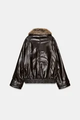 Chaqueta de efecto cuero con acabado brillante, cuello de solapa con aplicación de pelo sintético extraíble, cierre frontal cruzado con botones, mangas largas con puños ajustables y bajo elástico. Cuenta con forro interior acolchado.