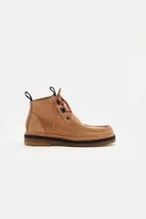 Borcego de cuero color camel, con diseño de costura en la puntera, cordones al tono y suela de goma con plataforma en contraste negro.