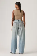 Jean de corte barrel con diseño super baggy, tiro medio y pierna ancha con costuras laterales curvas. Presenta un lavado desgastado con efecto vintage.