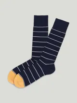 Par de medias de algodón azul marino con rayas horizontales blancas y puntera color mostaza.