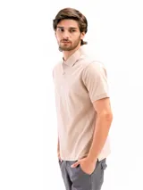 Remera tipo polo de manga corta, color blanco liso, con cuello de polo y tapeta de dos botones.