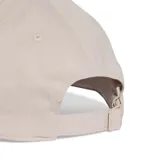 Gorra de béisbol Adidas color beige, con logo de la marca bordado en blanco y las tres tiras características en la visera. Cuenta con diseño clásico de seis paneles y cierre ajustable en la parte posterior.