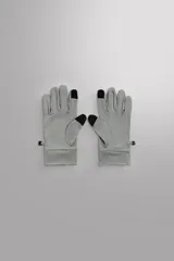 Guantes de running negros, ligeros y ajustados, confeccionados en tejido técnico con mezcla de lana. Cuentan con función táctil en los dedos y un enganche lateral de seguridad para unirlos.