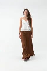 Pantalón negro de corte ancho y fluido, confeccionado en tejido ligero y cómodo, con cintura alta y diseño recto.