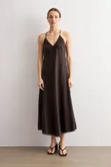 Vestido midi de satén marrón con escote en V ribeteado en encaje negro, tirantes finos y diseño fluido.