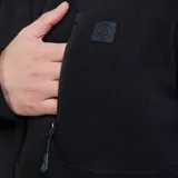 Campera de polar térmico color negro, con cuello alto, cierre frontal completo y bolsillos laterales y en el pecho con cierre.