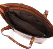 Bolso tipo tote amplio de cuero sintético en color marrón, con asas de hombro y detalles de costuras y hebillas decorativas.