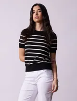 Buzo tejido de hilado fino, marca Philosophy, a rayas horizontales azul marino y blancas, con cuello redondo y mangas cortas.