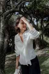 Camisa de algodón color bordó, con cuello alto tipo mao, mangas largas con puños elásticos y detalle de bordado en el pecho.