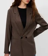 Blazer sastrero de corte alargado con estampado de cuadros pequeños en tonos marrones. Presenta cuello con solapa, cierre frontal con dos botones y mangas largas.