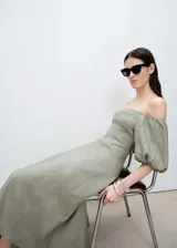 Vestido midi de lino color verde oliva, con escote palabra de honor y mangas cortas abullonadas. Presenta un diseño evasé con costuras verticales y cierre de cremallera en la parte posterior.