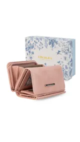 Billetera mediana de símil cuero color lila, con cierre de broche a presión y compartimento posterior con cierre y doble división. Presenta detalle de placa metálica con el logo de la marca en el frente.