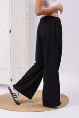 Pantalón jogging de pierna ancha y corte recto color marrón, confeccionado en algodón premium con cintura elastizada y caída amplia.