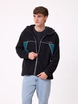 Campera de polar con cierre frontal, capucha ajustable y diseño con bloques de color azul marino y detalles en bordó. Presenta el logo de la marca bordado en el pecho.